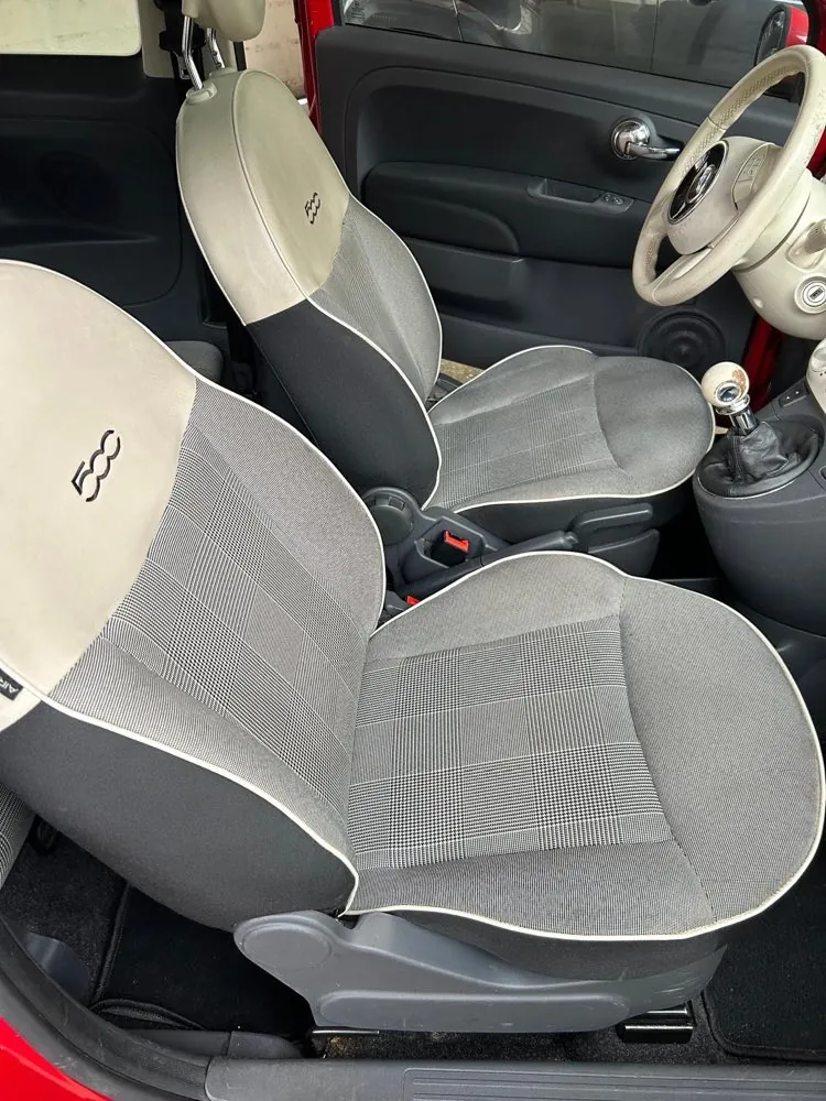 Sièges en tissu d’une Fiat 500 nettoyés à la vapeur