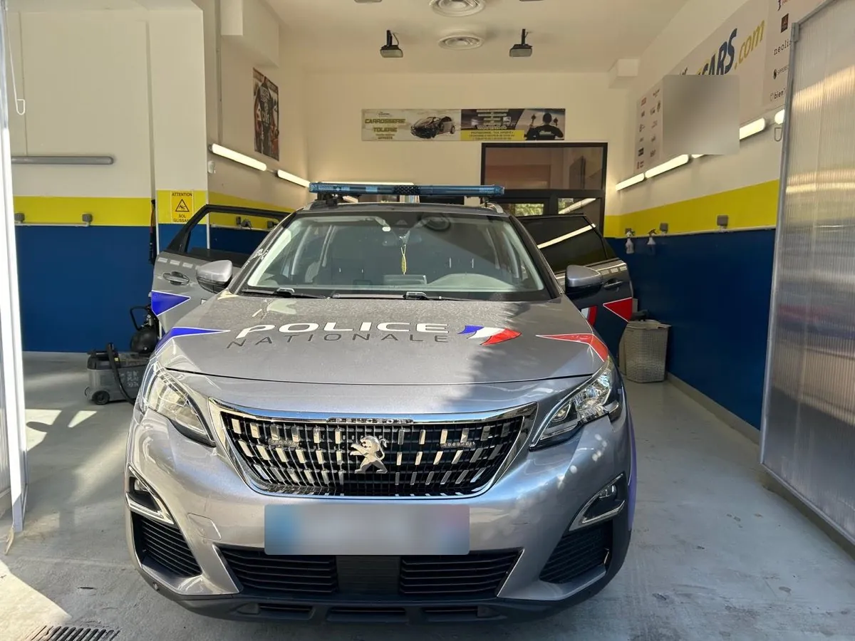 Lavage · Peugeot 3008 de la Police nationale
