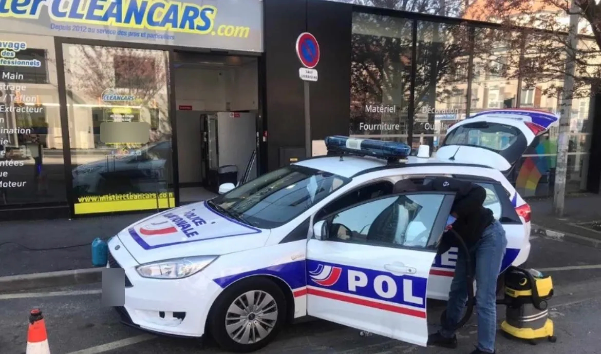 Nettoyage intérieur · véhicule de la Police nationale